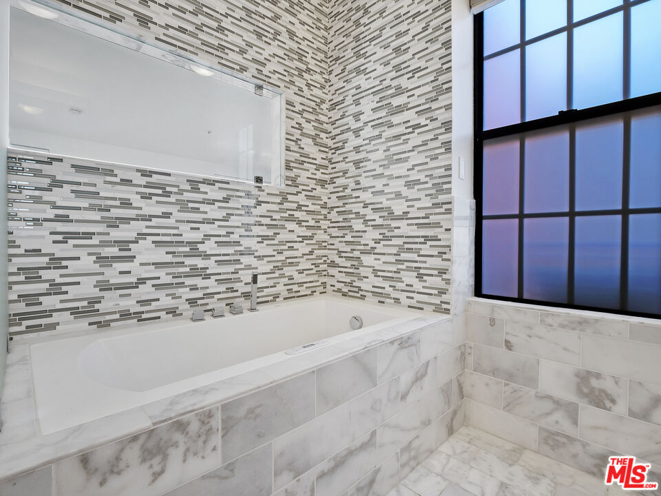 746 S Los Angeles St Unit: 1201