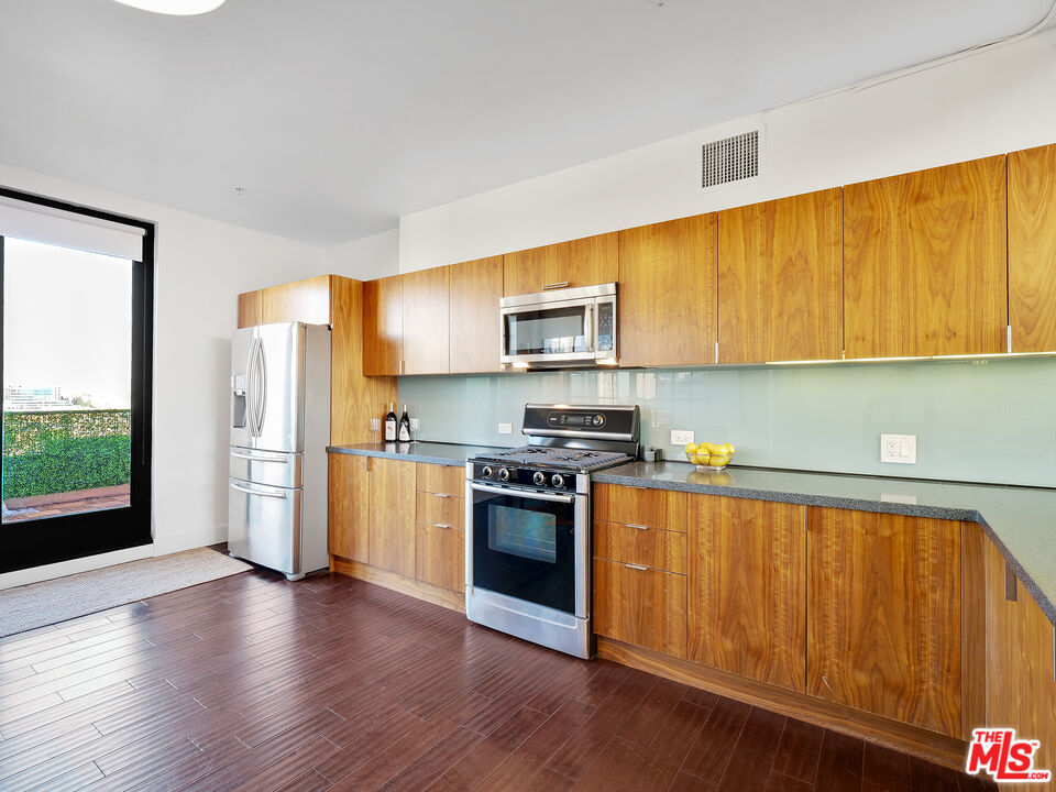 746 S Los Angeles St Unit: 1201