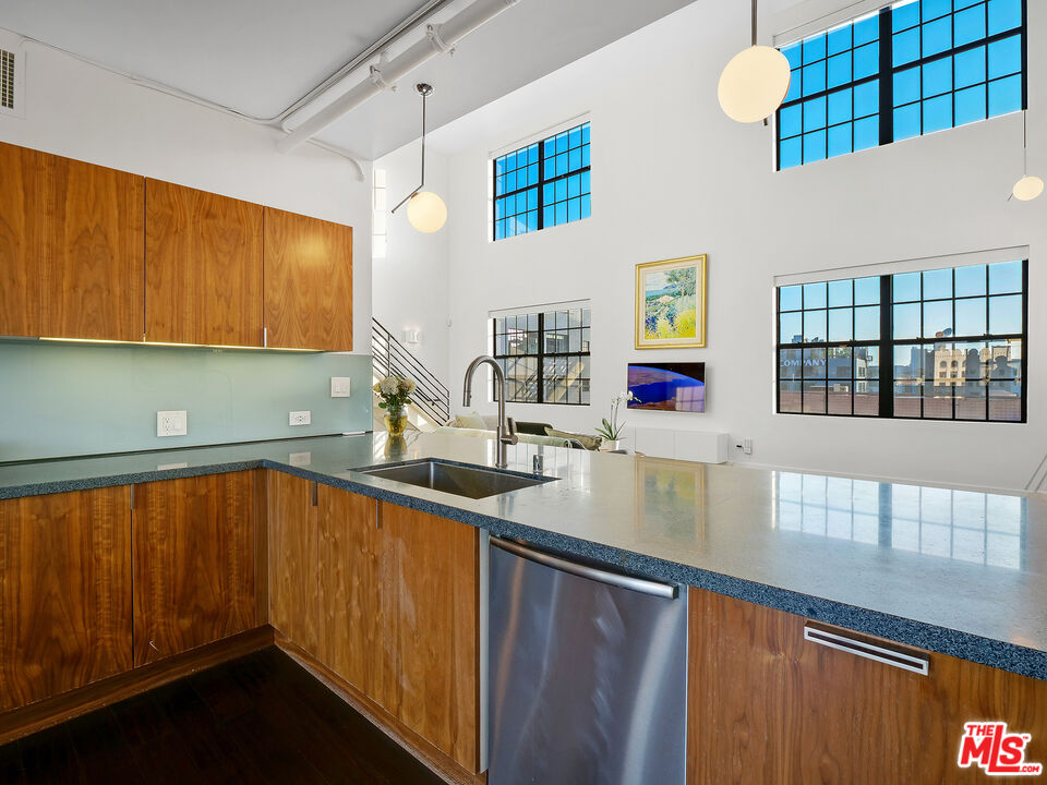 746 S Los Angeles St Unit: 1201