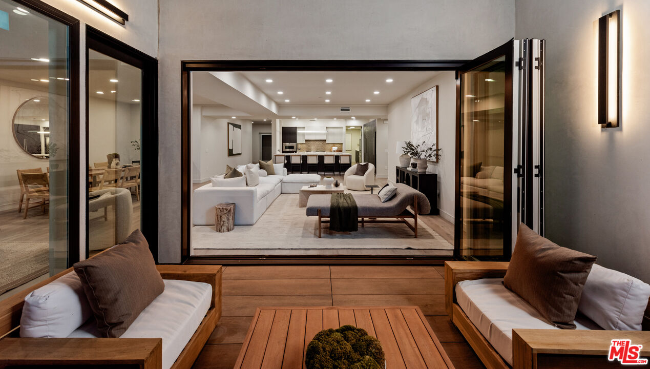 505 S Barrington Ave Unit: 410