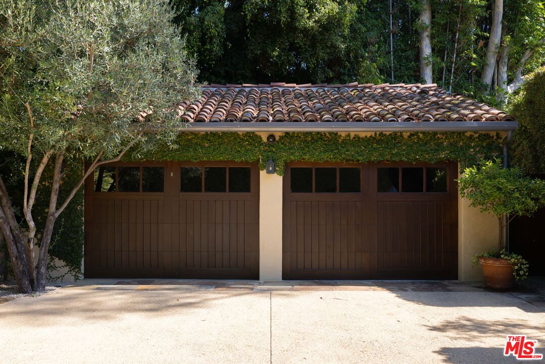 1168 N Doheny Dr