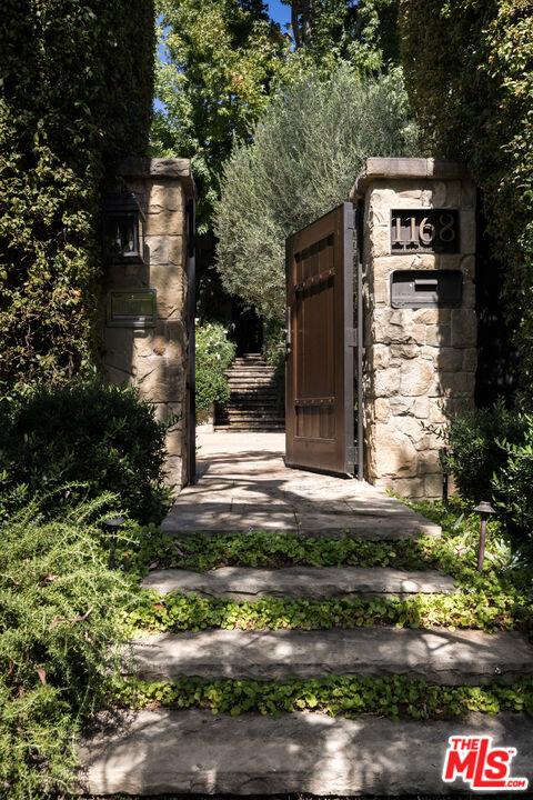 1168 N Doheny Dr