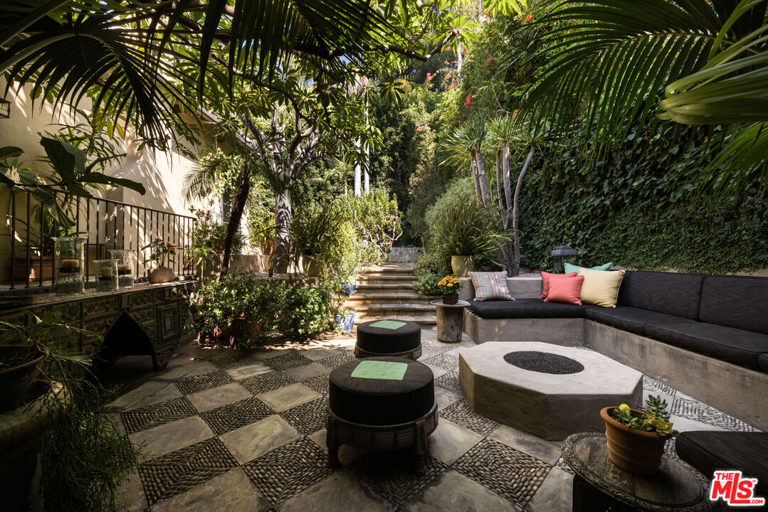 1168 N Doheny Dr