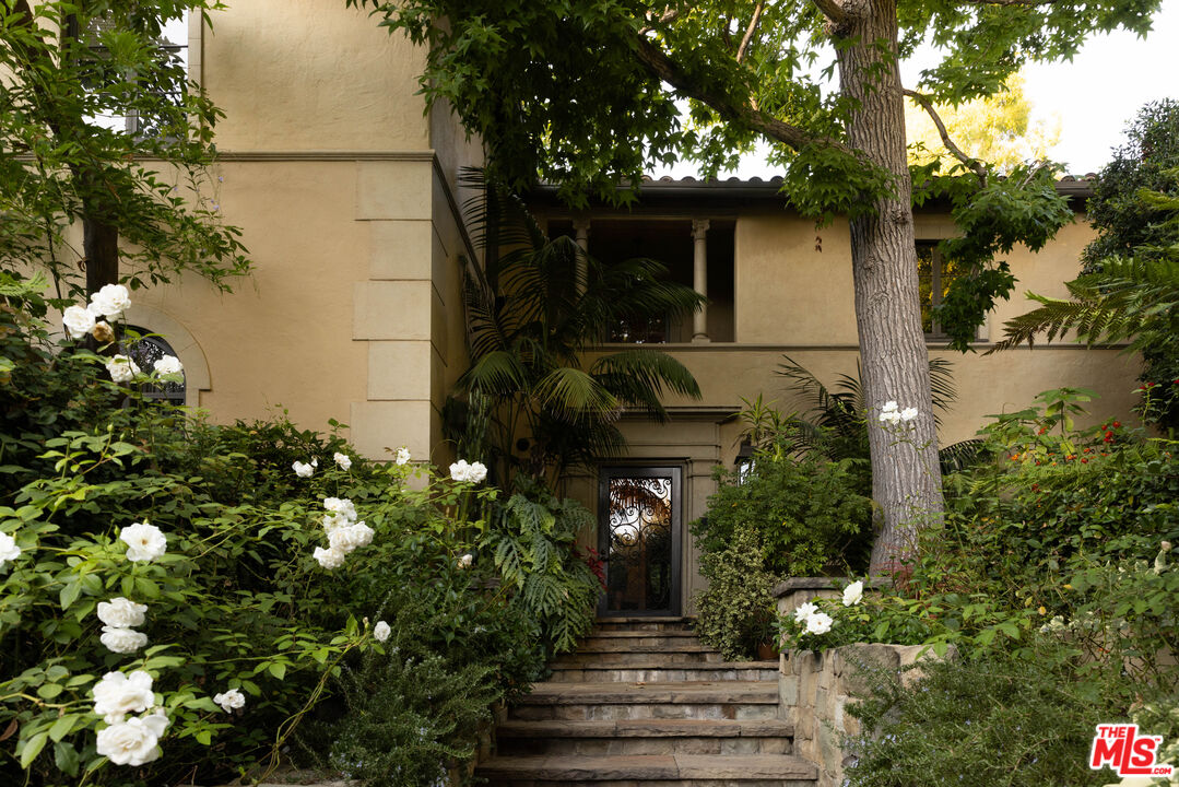 1168 N Doheny Dr