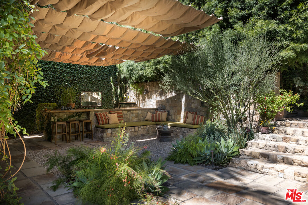 1168 N Doheny Dr