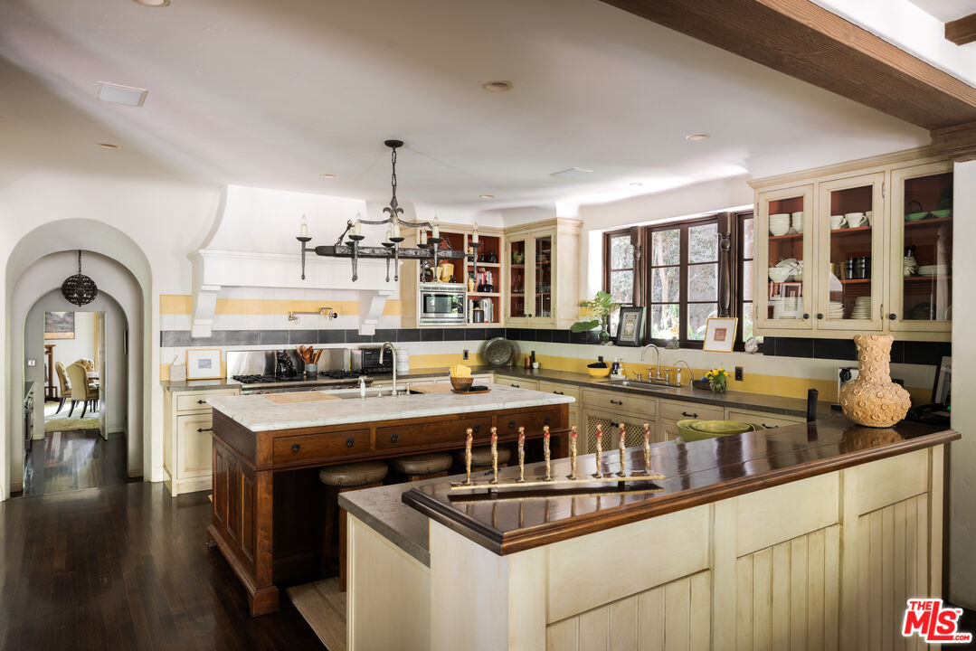 1168 N Doheny Dr