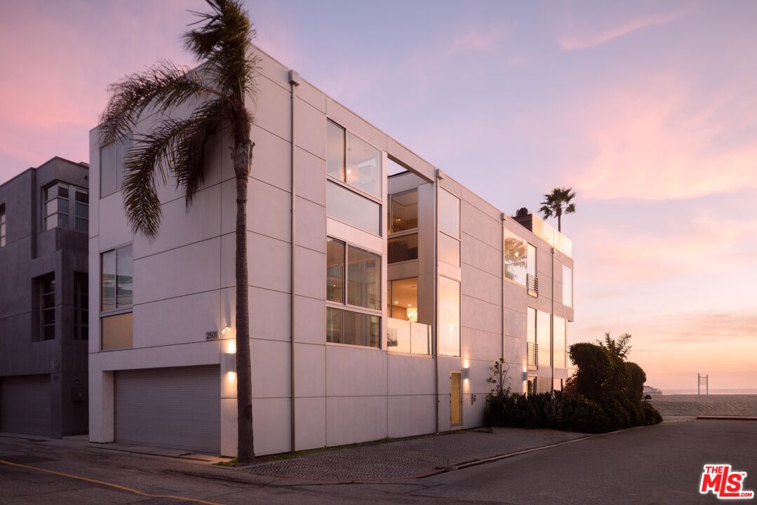 2501 Ocean Front Walk