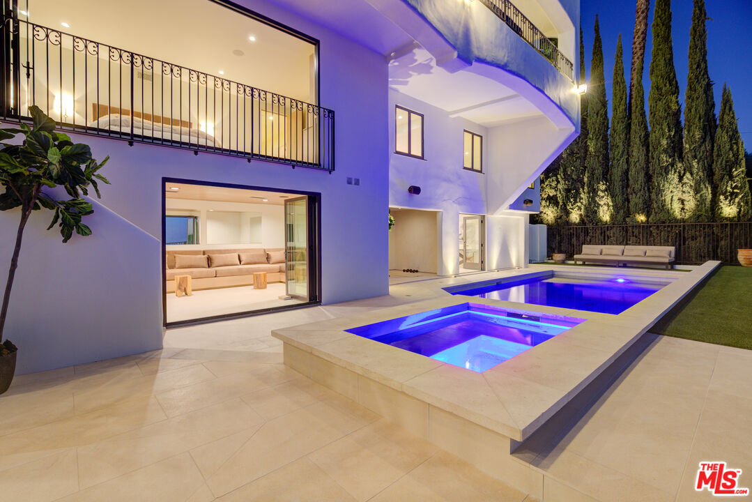 7212 Mulholland Dr