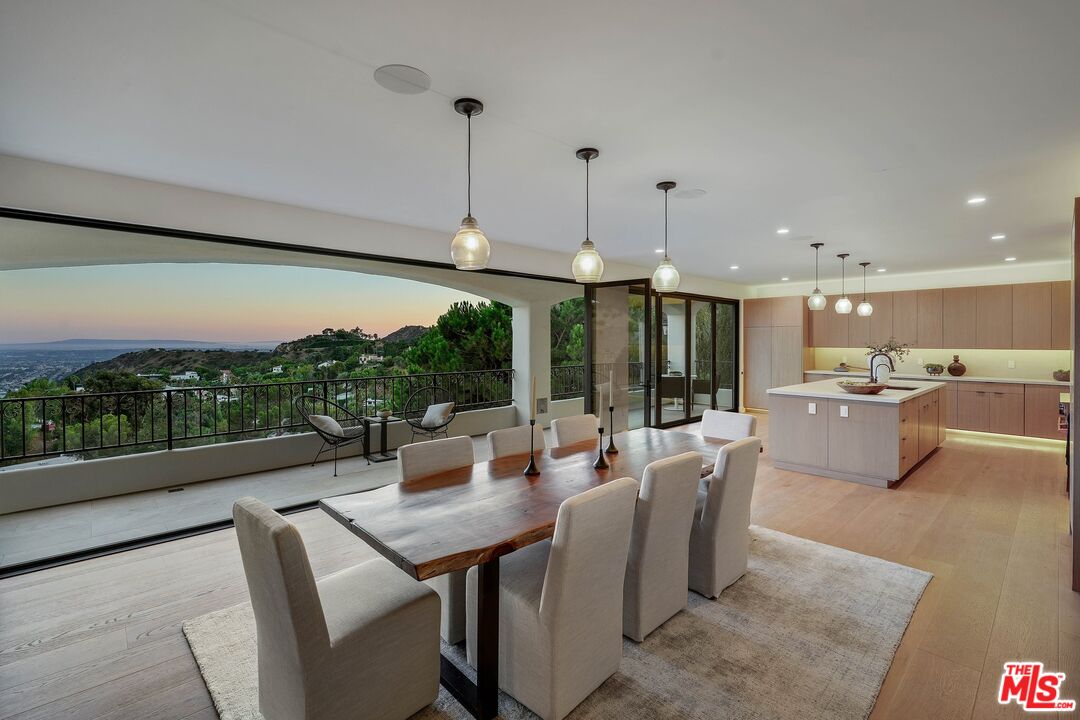 7212 Mulholland Dr