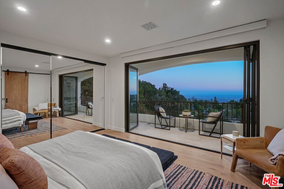 7212 Mulholland Dr