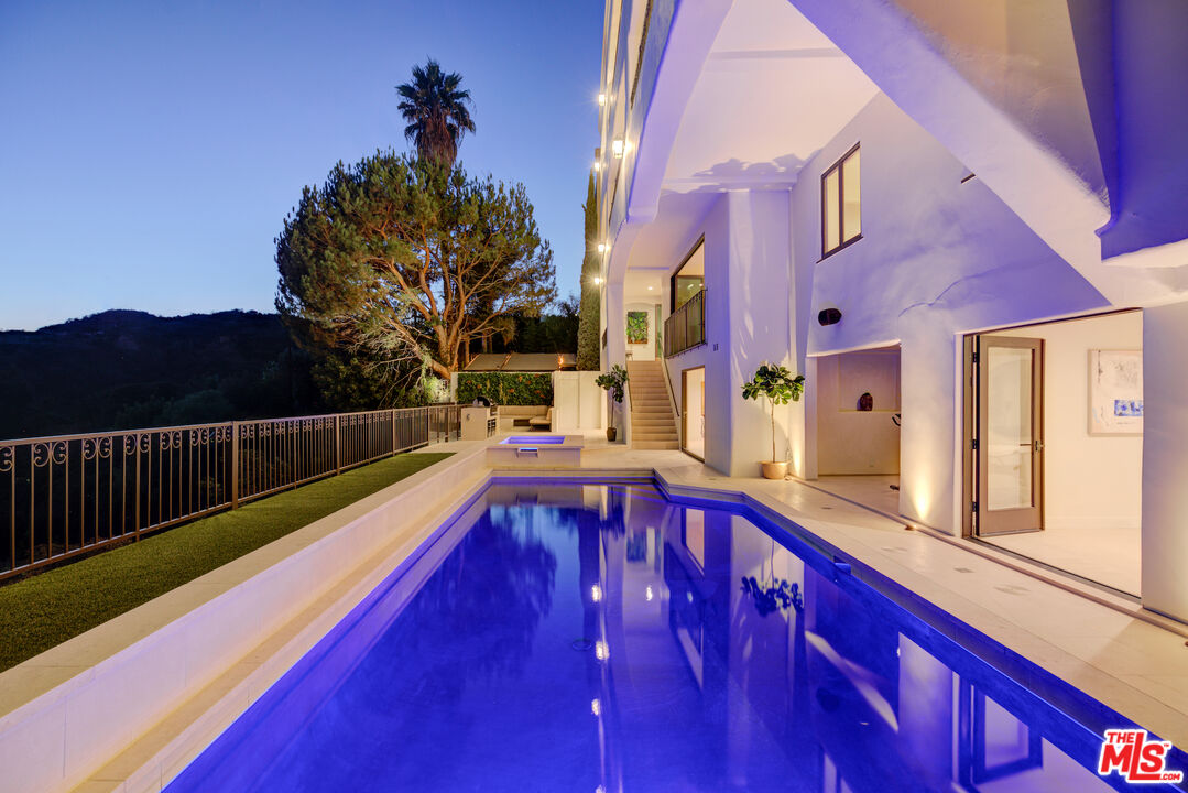 7212 Mulholland Dr