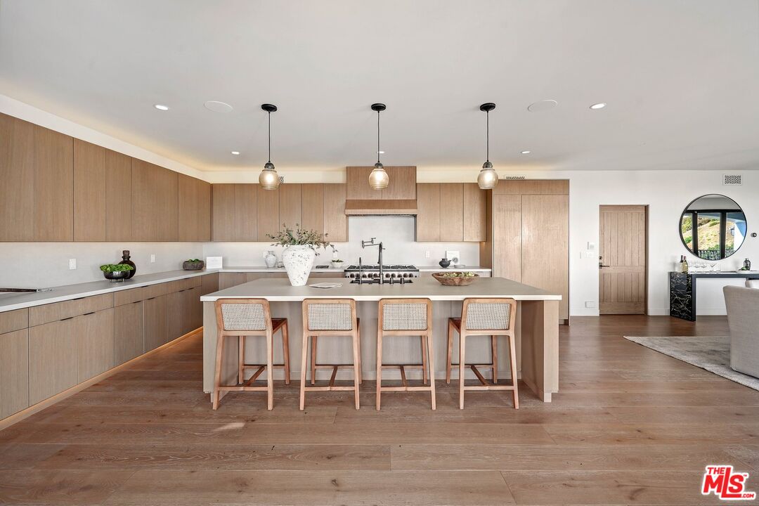 7212 Mulholland Dr