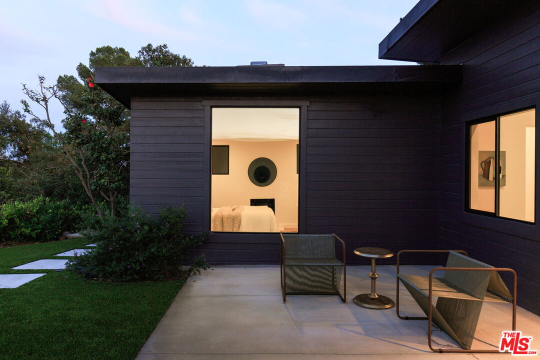 14527 Mulholland Dr