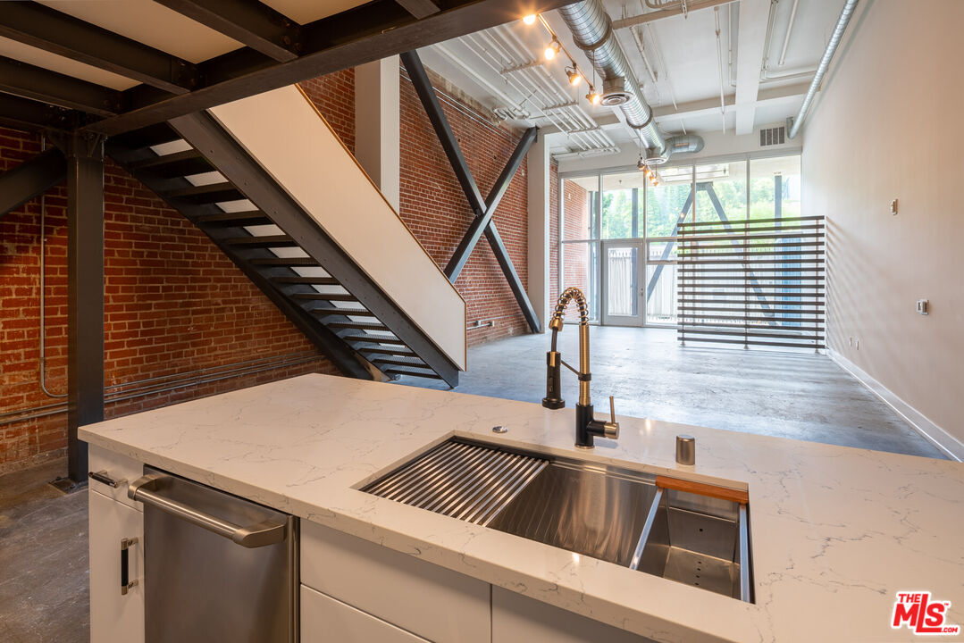 120 S Hewitt St Unit: 4