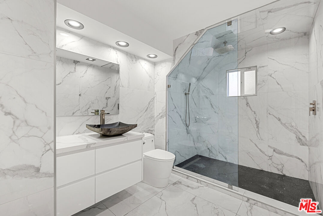 1750 N Beverly Glen Blvd