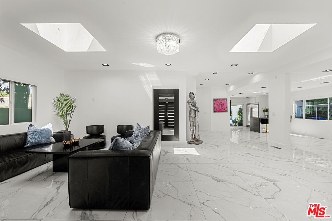 1750 N Beverly Glen Blvd