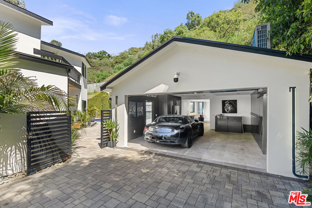 1750 N Beverly Glen Blvd