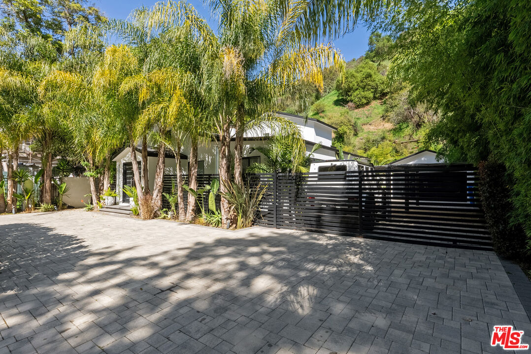 1750 N Beverly Glen Blvd