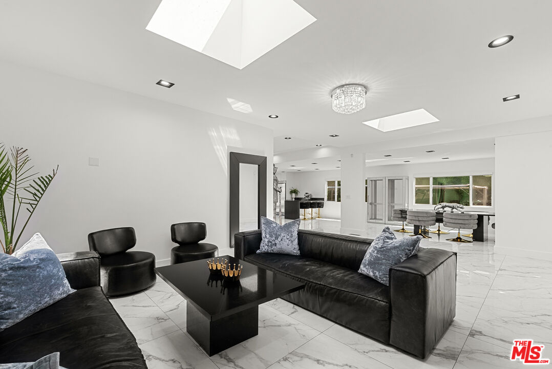 1750 N Beverly Glen Blvd