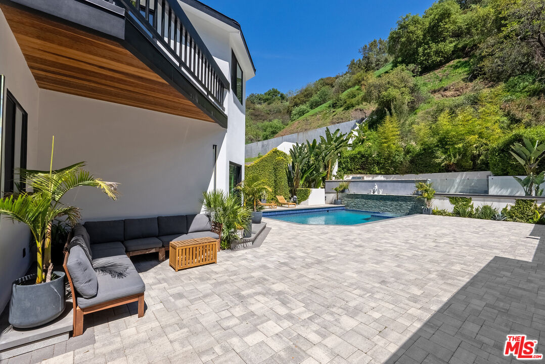 1750 N Beverly Glen Blvd