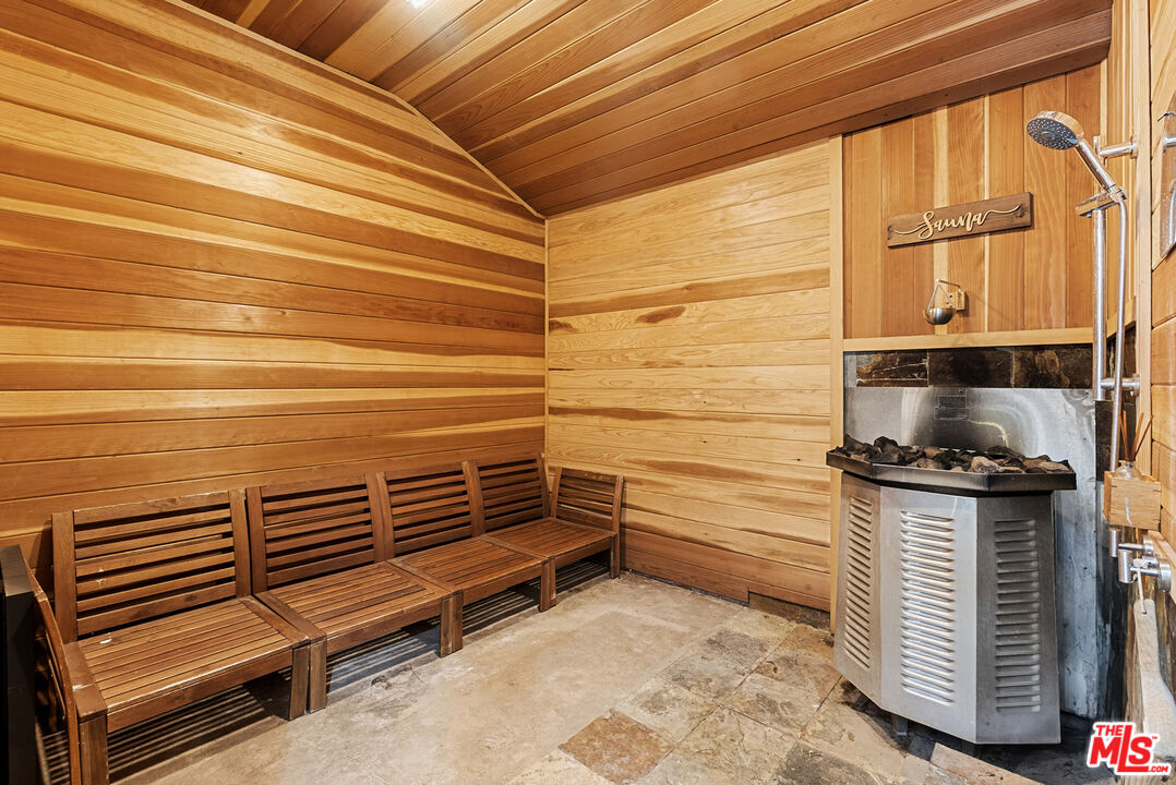 1750 N Beverly Glen Blvd