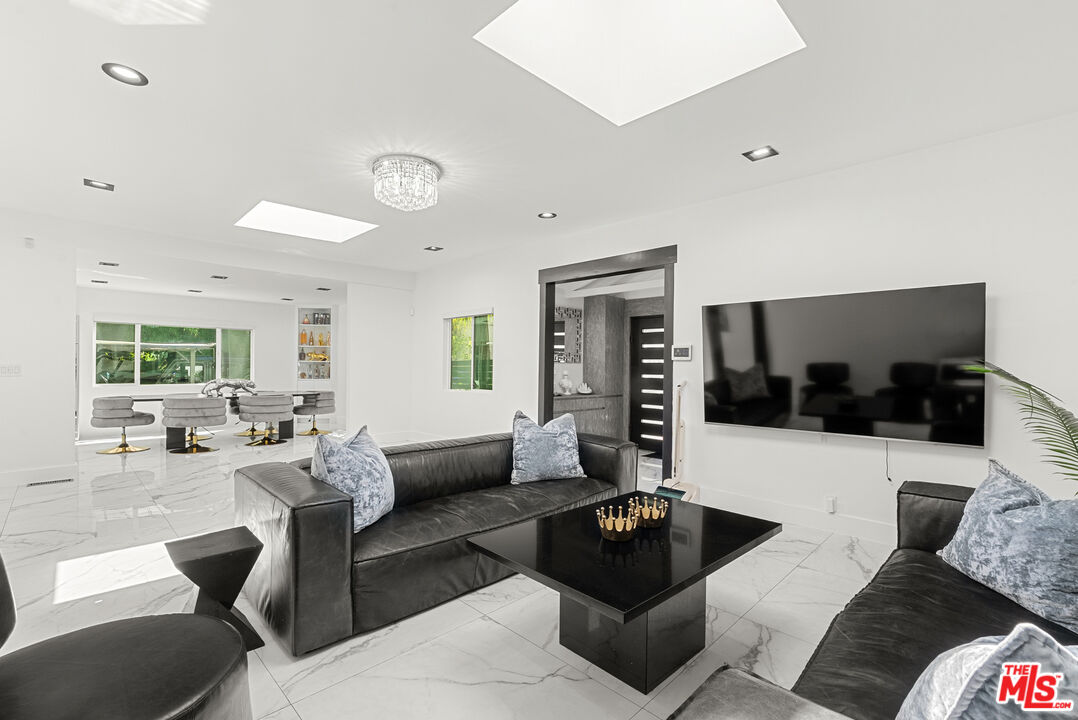 1750 N Beverly Glen Blvd