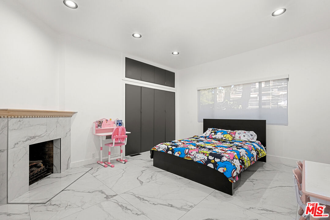 1750 N Beverly Glen Blvd