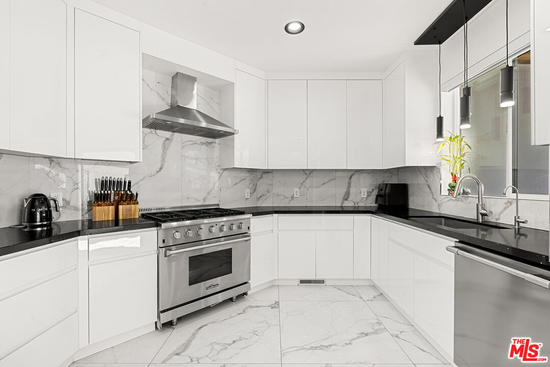 1750 N Beverly Glen Blvd