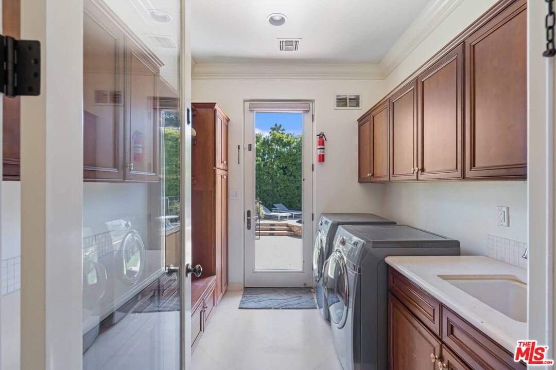 300 N Dianthus St