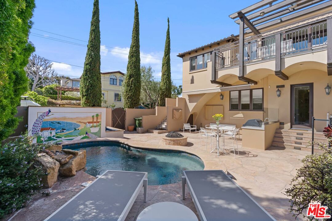 300 N Dianthus St