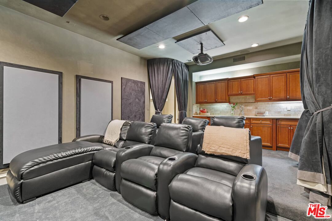 300 N Dianthus St