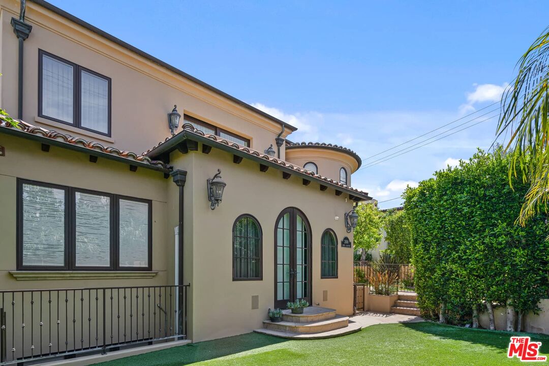 300 N Dianthus St