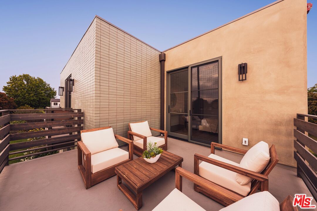 2114 Pier Ave