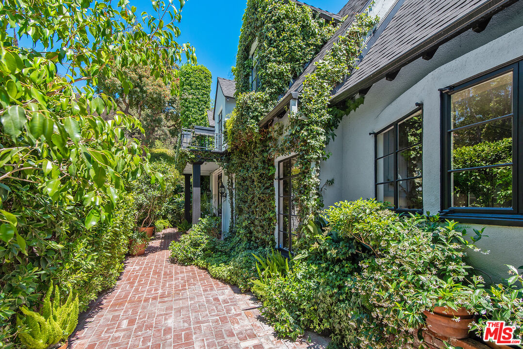 1151 Sunset Vale Ave