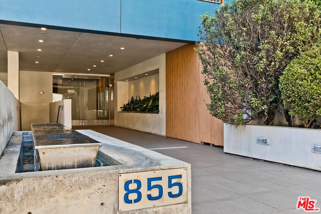 855 N Croft Ave Unit: 306