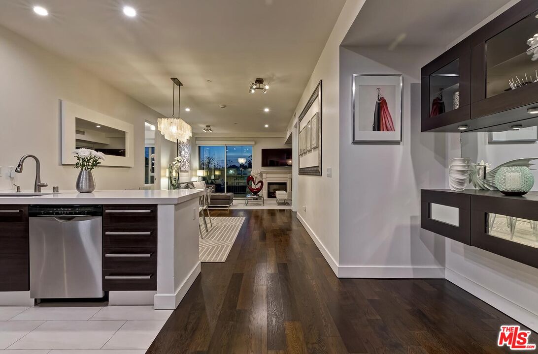 855 N Croft Ave Unit: 306