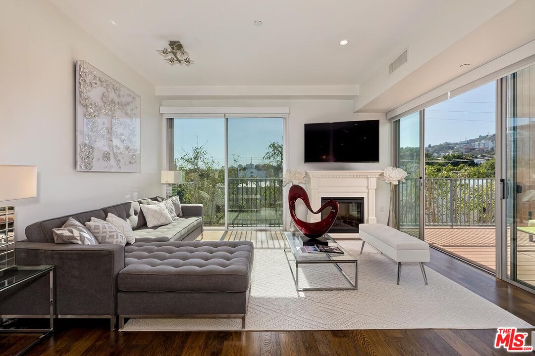 855 N Croft Ave Unit: 306