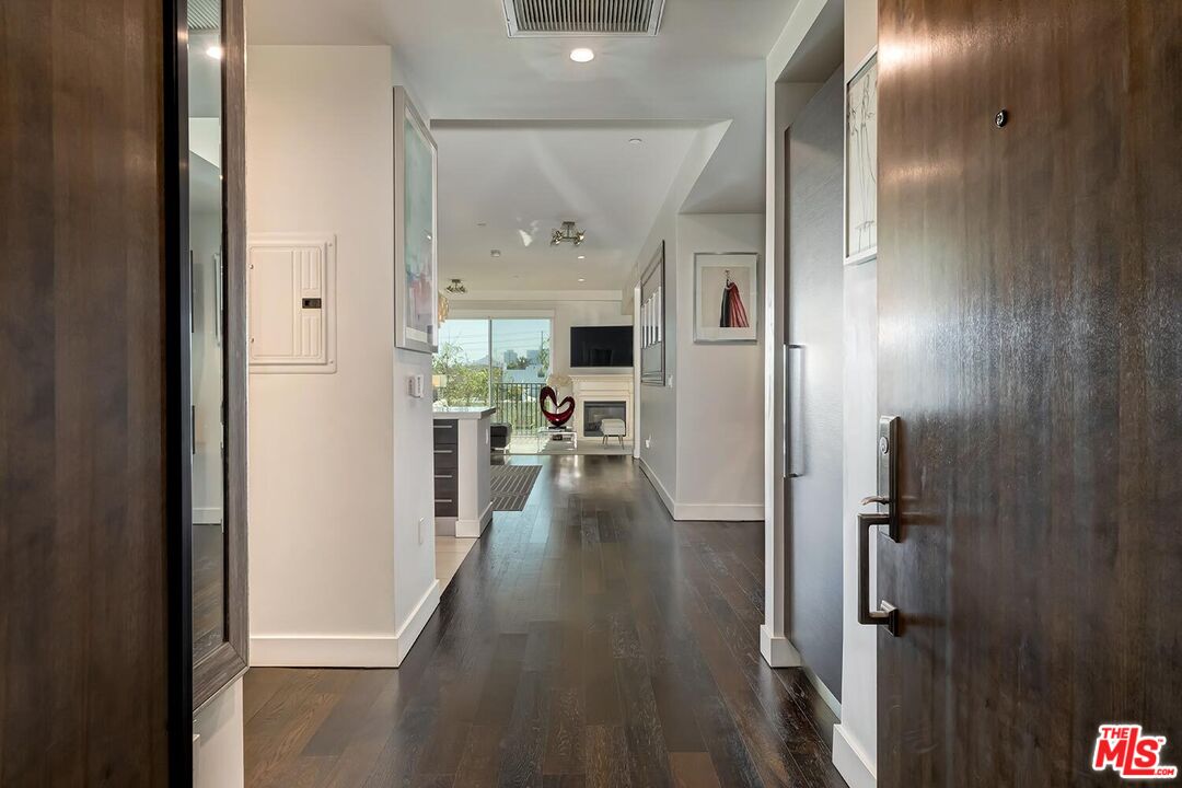 855 N Croft Ave Unit: 306