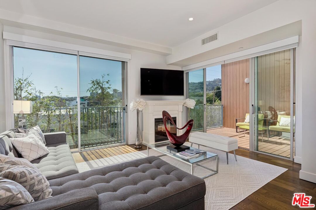 855 N Croft Ave Unit: 306