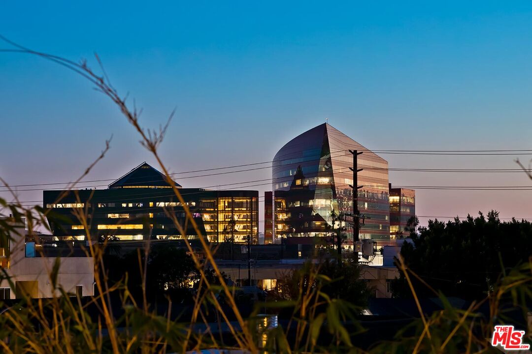 855 N Croft Ave Unit: 306