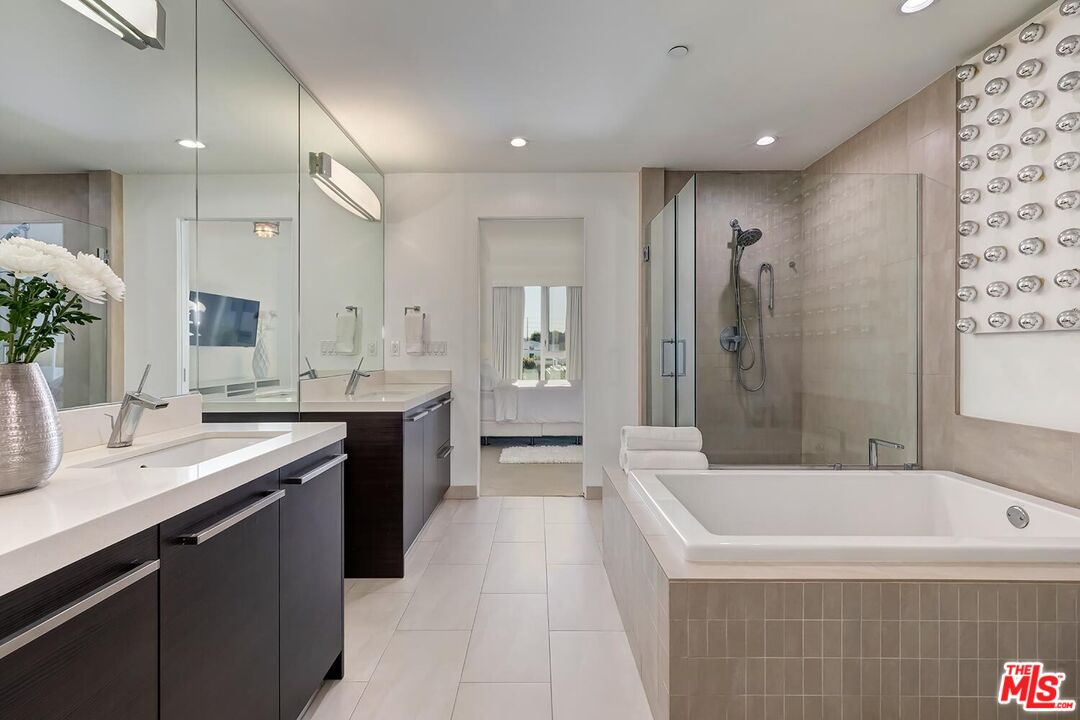 855 N Croft Ave Unit: 306