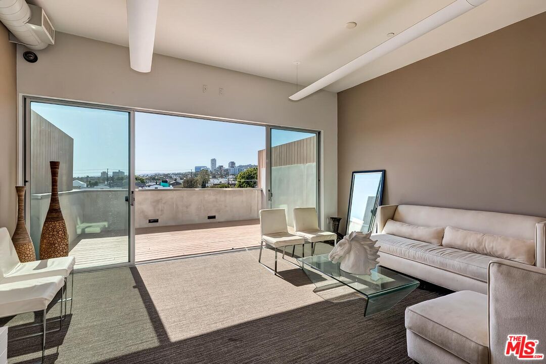 855 N Croft Ave Unit: 306