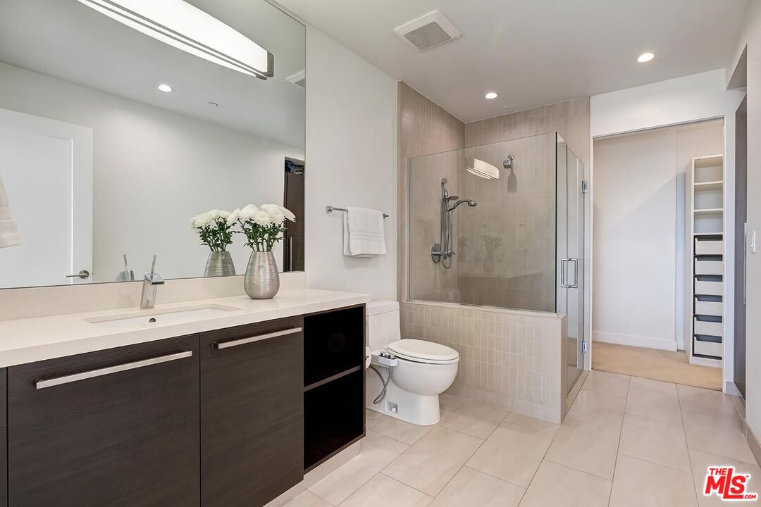 855 N Croft Ave Unit: 306