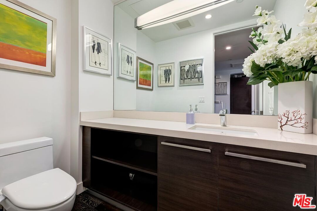 855 N Croft Ave Unit: 306