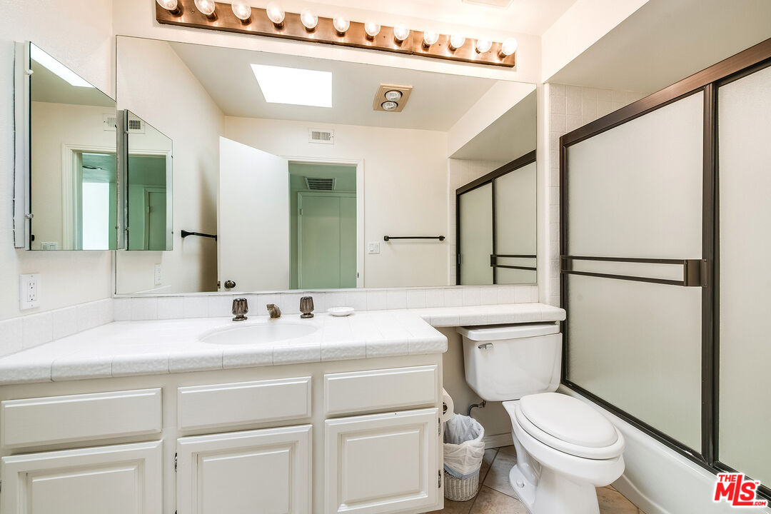 18731 Hatteras St Unit: 26