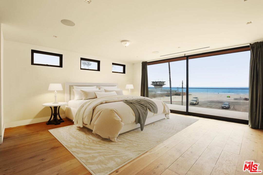 2205 Ocean Front Walk