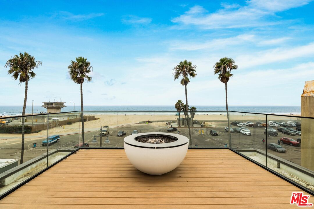 2205 Ocean Front Walk
