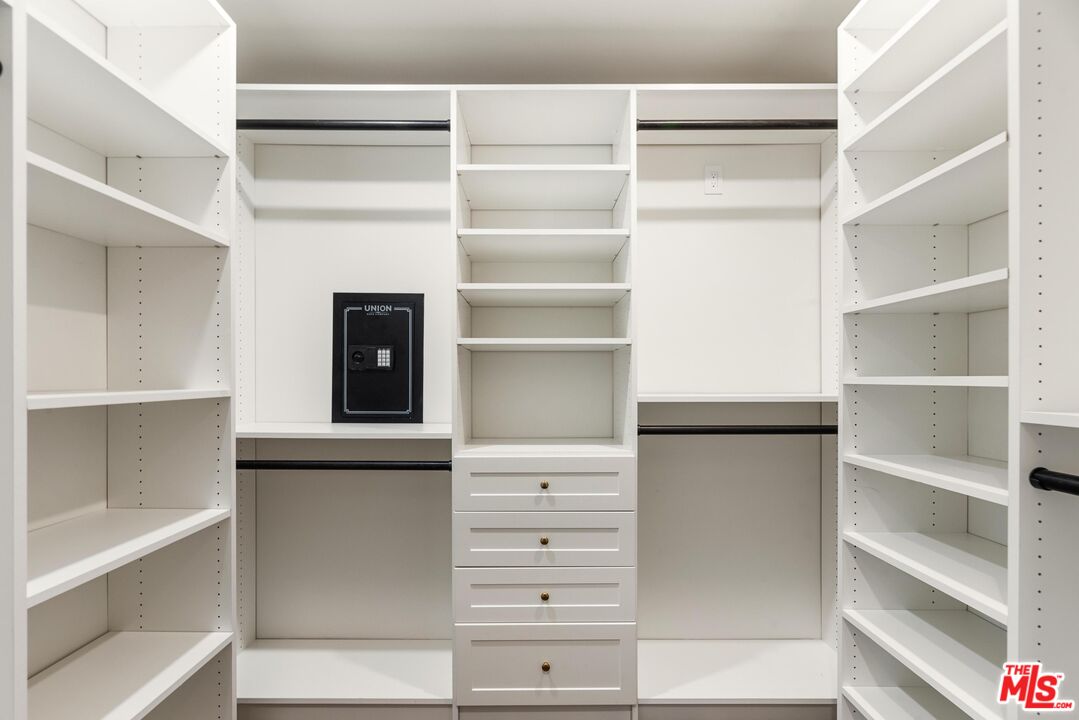 1225 S Cloverdale Ave