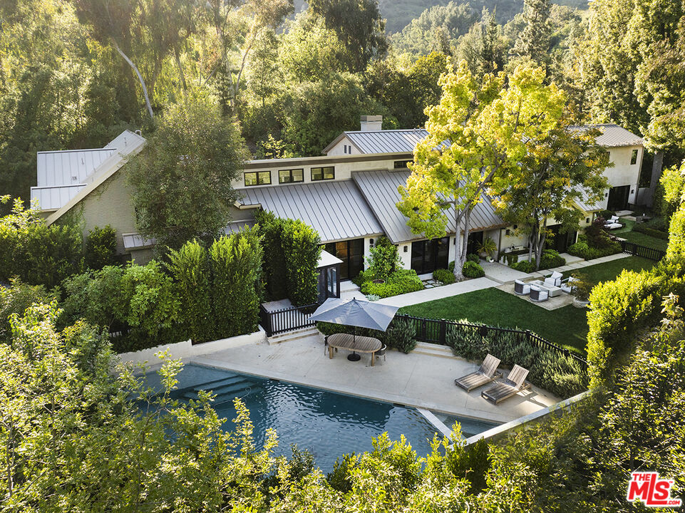 2627 Benedict Canyon Dr