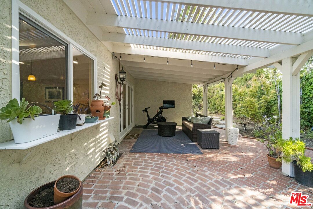4221 Balcony Dr